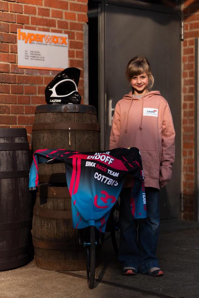 Amelie Didoff vor dem Unternehmensgebäude von hyperworx Medienproduktionen