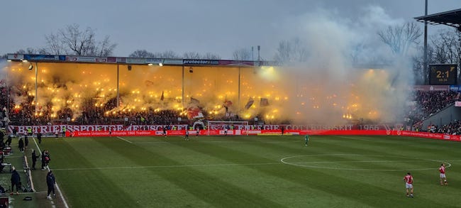 Die Nordwand im LEAG Energiestadion nach dem Sieg gegen TSG Hoffenheim II