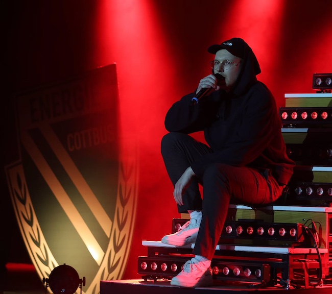 Der Hoyerswerdaer Rapper Krom hat mit „Rausch“ den offiziellen Jubiläumssong vorgelegt