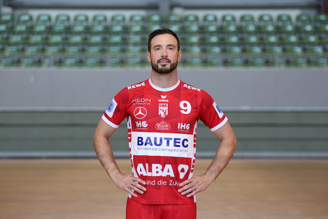 Robert Takev bleibt für eine weitere Saison beim LHC