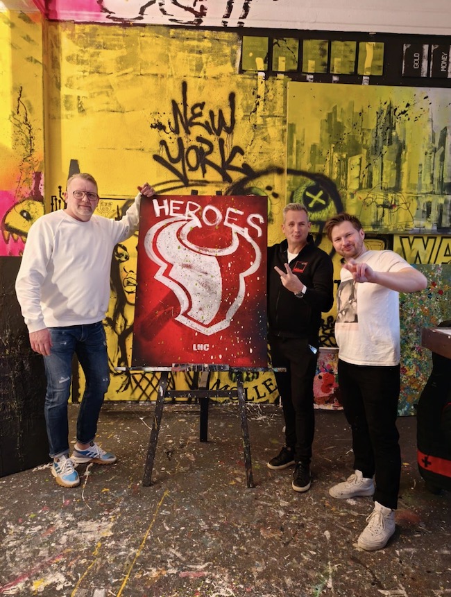 Auf die Fans warten am Samstag zwei besondere Aktionen. Zum einen wird ein Bild des Künstlers Marcus Preuß versteigert. Der gesamte Erlös der Aktion kommt dem LHC zugute. Die Versteigerung läuft.