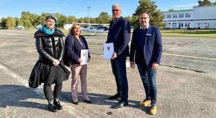Henriette Klimke, Projektleiterin CIT GmbH, Heike Gensing, Geschäftsführerin CIT GmbH, Hilmar Mißbach, Bürgermeister Welzow, Frank Steckling, Geschäftsführer Flugplatzbetriebsgesellschaft Welzow