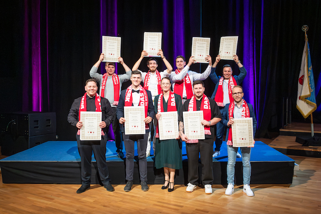 Diese Maler- und Lackierer- sowie Stuckateurmeister wurden zum Tag des Meisters im Jahr 2025 ausgezeichnet. Sie gehören zu den insgesamt 220 Absolventen, die ihre Meisterausbildung erfolgreich abgeschlossen haben.