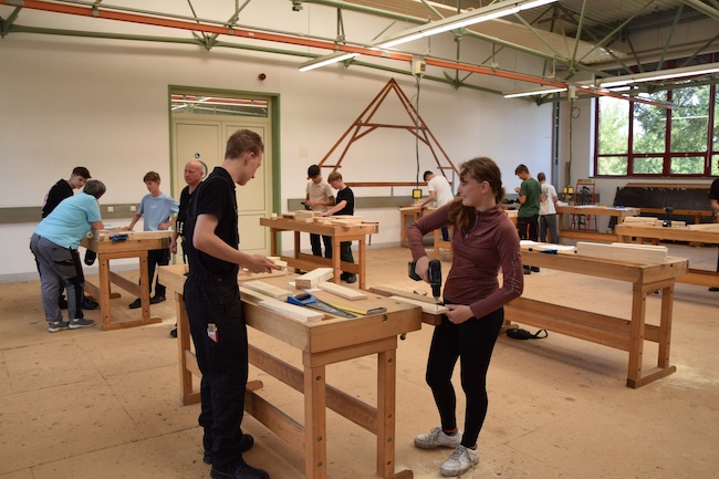 Um am Lagerfeuer sitzen zu können, bauten die Teilnehmer Alan und Lea gleich am ersten Tag ihren eigenen Stuhl.