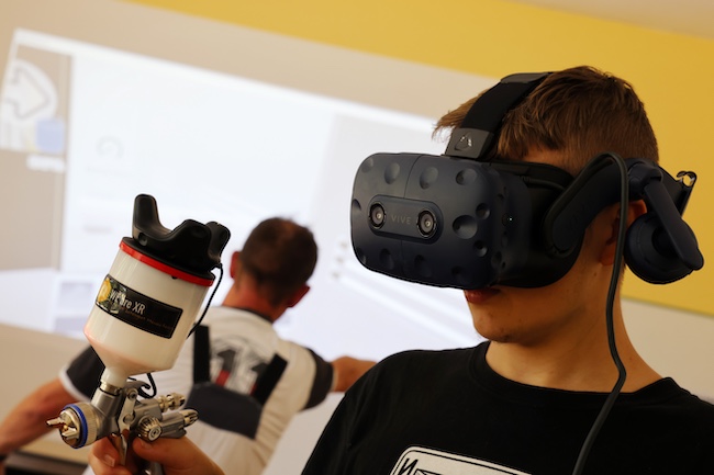 Im Lehrbauhof Großräschen testen Jugendliche ihre motorischen Fähigkeiten mit dem Lackiersimulator.