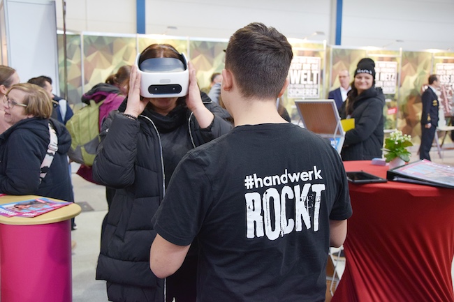 Am Stand der Handwerkskammer können Besucher in die virtuelle Handwerkswelt eintauchen und Berufe aus völlig neuen Perspektiven kennenlernen.