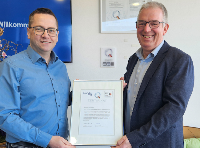 WIS-ServiceQ-Coach André Hiller und Geschäftsführer Michael Jakobs freuen sich über die neue Zertifizierungs-Urkunde ServiceQualität Deutschland Stufe III