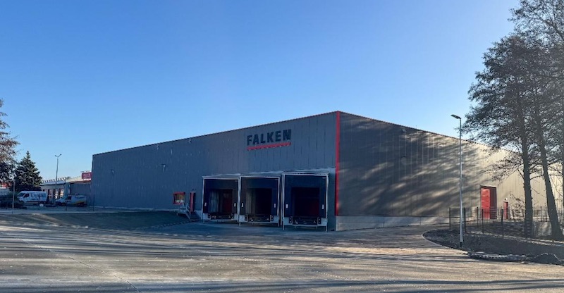 Innenansicht des neuen Rohmateriallagers mit Blocklager und Verschieberegalsystem.