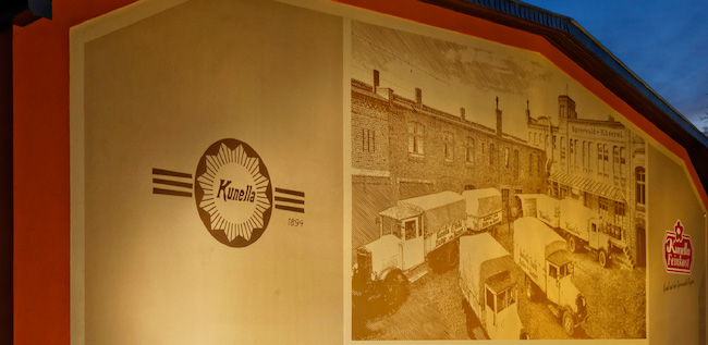 Wandbild an einem Unternehmensgebäude der Kunella Feinkost GmbH