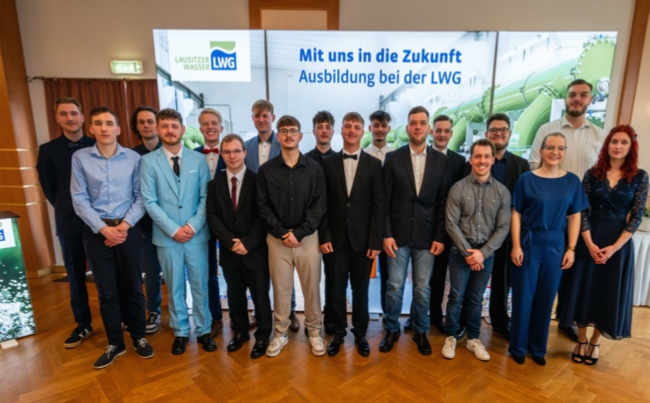 Das Gruppenfoto der 18 neue Anlagenmechaniker