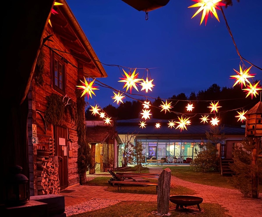 Die Erlebniswelt in Krauschwitz, festlich zur Weihnachtszeit geschmückt