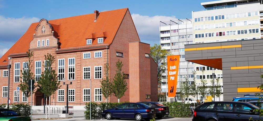 Stadthaus Cottbus mit Hausecke des Piccolo-Theaters