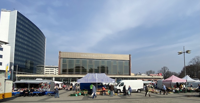Markt auf dem Stadthallenvorplatz Cottbus