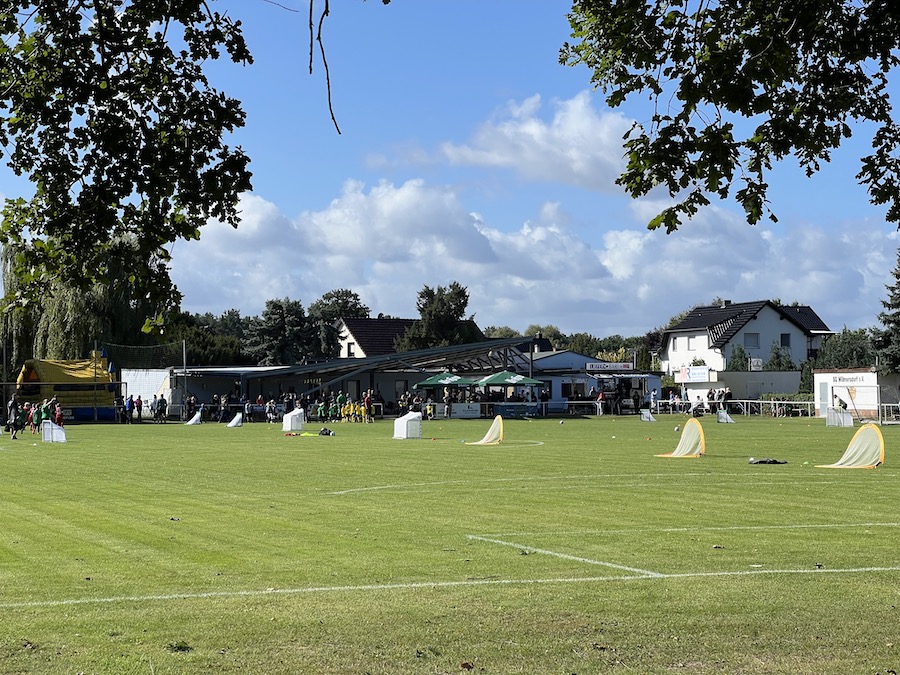 Blick über das Fußballfeld zum Sportlerheim Willmersdorf