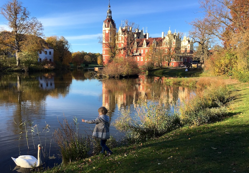 Schloss & Park Bad Muskau mit Teich und Schwan