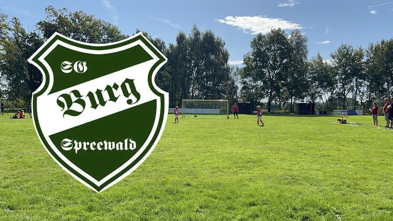 Sportplatz Burg mit dem Wappen der SG Burg
