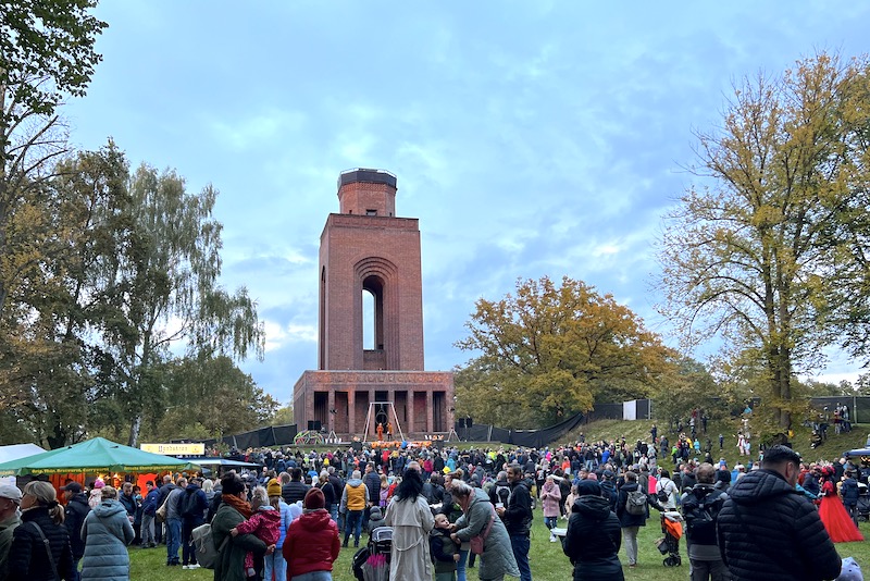 Der Bismarckturm in Burg/Spreewald zur Kürbisnacht im Herbst 2025