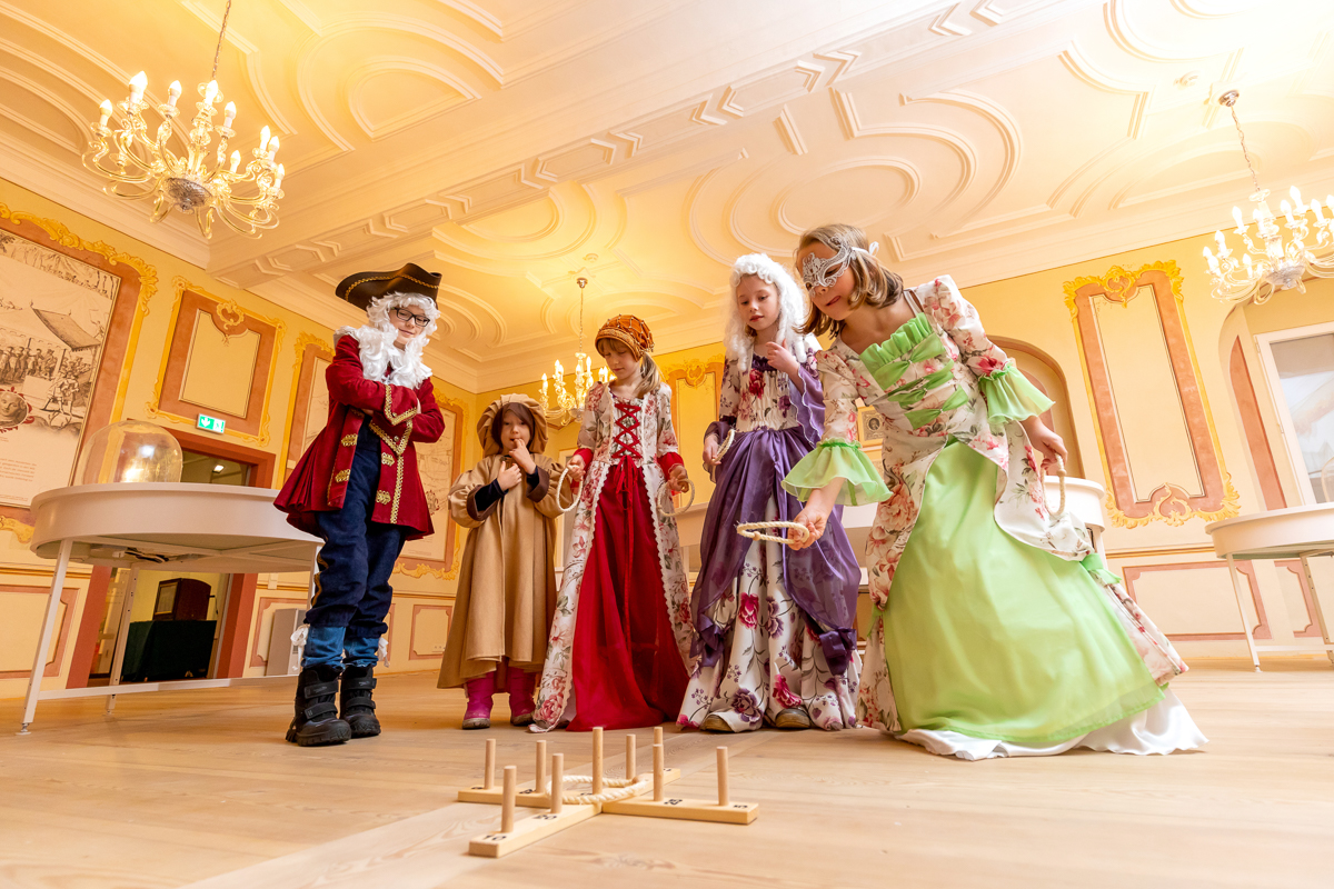 Mit Neugier und Fantasie unterwegs: Ferienkinder erleben Geschichte hautnah bei einem Museumsbesuch in der ehemaligen Mühlberger Klosterpropstei.