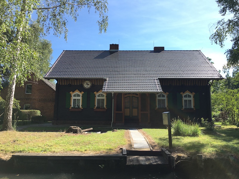 Holzhaus am Rande einer Kahnfahrt in Lübbenau