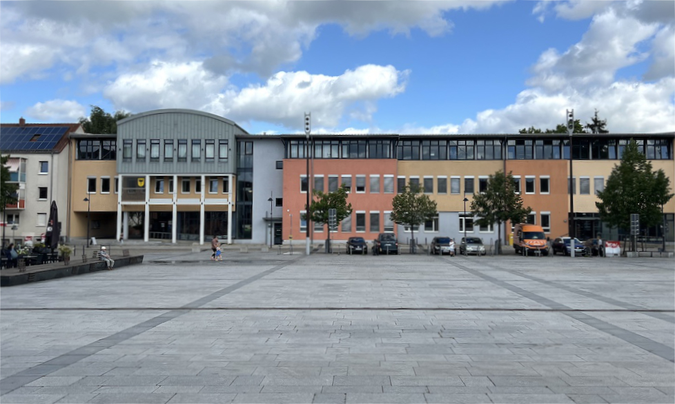 ie Stadtverordnetenversammlung der Stadt Lübben (Spreewald) kommt am Dienstag, 13. Oktober 2026, zu ihrer 20. Sitzung zusammen. Im nichtöffentlichen Teil steht der Tagesordnungspunkt „mögliche Dienstpflichtverletzungen“. Hintergrund sind Vorwürfe, die der vorläufig von seinen dienstlichen Aufgaben freigestellte Kämmerer Peter Tyra gegen den Bürgermeister erhoben haben soll.