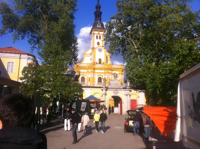 Blick auf Kloster Neuzelle bzw. Eingangsportal & Klosterkirche