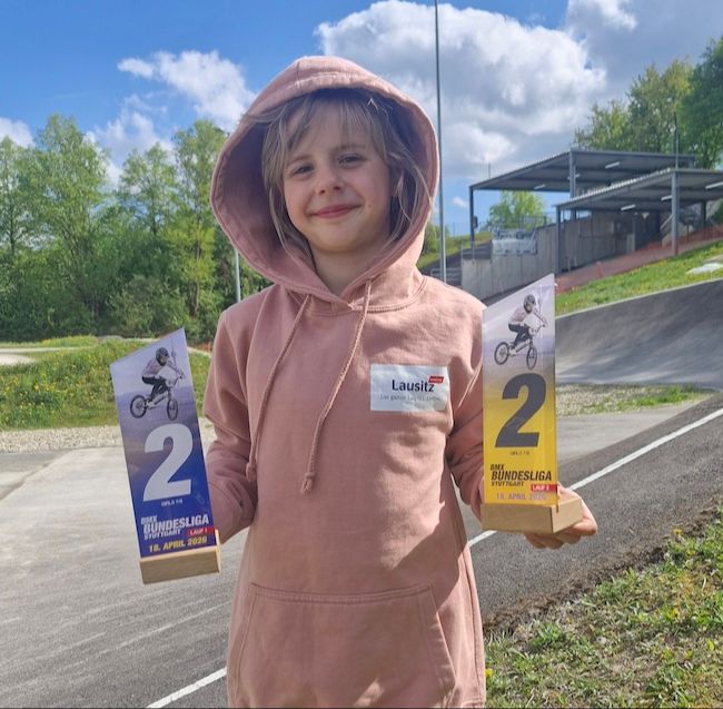 Amelie mit Ihren beiden Preisen und dem Sponoren-Hoodie