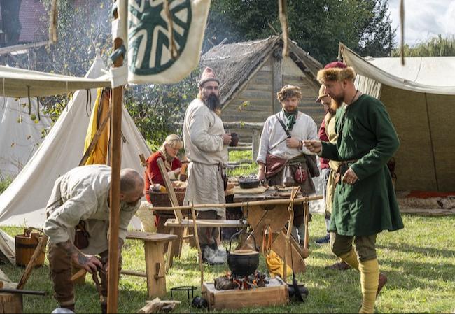 Historische Darsteller verkörpern das Leben vor 1.000 Jahren.
