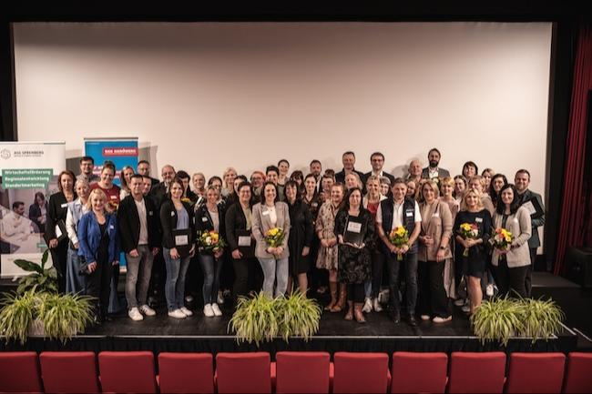 Als „familienfreundlich“ ausgezeichnet wurden 32 Unternehmen aus Spremberg/Grodk. Die Urkunden bekamen Vertreterinnen und Vertreter der Betriebe im Spremberger Spreekino überreicht. Foto: ASG Spremberg GmbH/Falko Gerlinghoff
