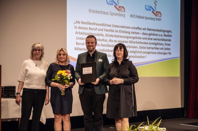 Ausgezeichnet wurden unter anderem die Spremberger Krankenhaus GmbH sowie die MVZ Poliklinik GmbH. Überreicht hat die Auszeichnungen Sprembergs Bürgermeisterin Christine Herntier (rechts) an Krankenhaus-Geschäftsführer Tobias Grundmann und Christin Nowak, Leiterin der Personalabteilung. Elke Franke (links), Vorsitzende der Spremberger Stadtverordnetenversammlung und Jury-Mitglied, gratulierte ebenfalls.