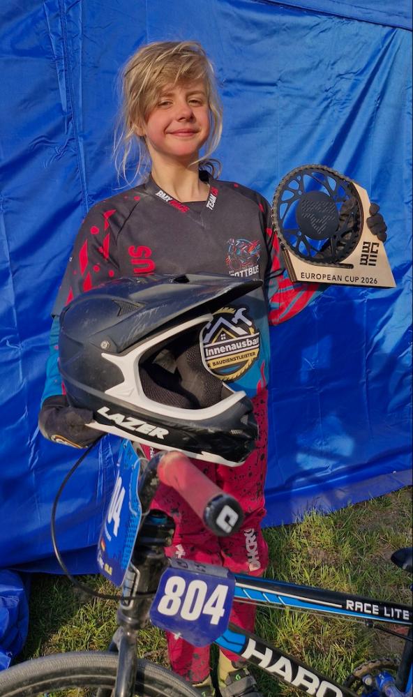 Amelie mit Ihrer Trophäe