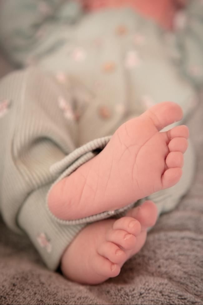 Babyfüße wenige Tage nach der Geburt auf einer Lausitzer Geburtenstation