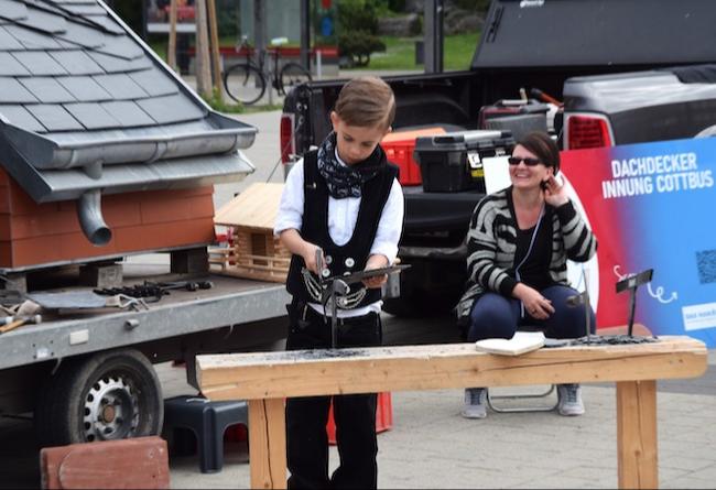 Ein Junge probiert sich an der Blechbearbeitung