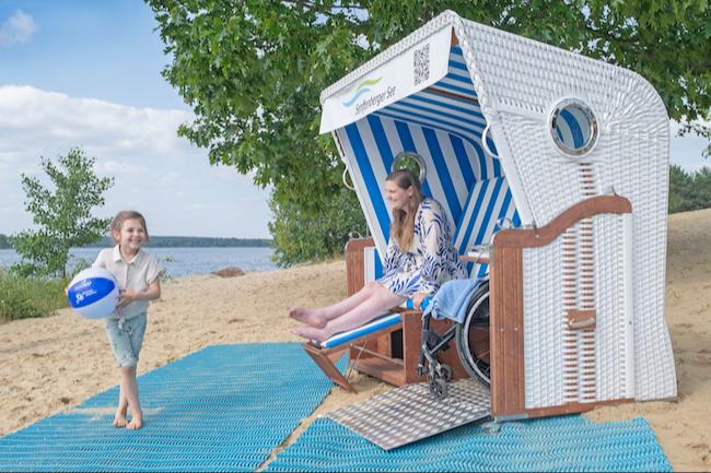 Seit dem letzten Jahr stehen im Familienpark Senftenberger See zwei barrierefreie Strandkörbe zur Verfügung. Sie sind ein Teil der barrierefreien Angebote im Wasser- und Aktivtourismus im Lausitzer Seenland.