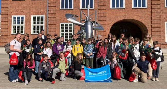 Ein gruppenbild der Schüler vor dem Cottbuser Stadthaus