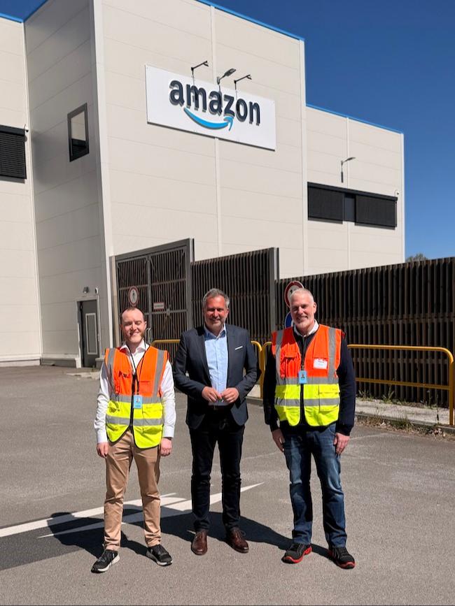 Oberbürgermeister Tobias Schick (Mitte) begrüßt die Entscheidung des Unternehmens für den Standort Cottbus/Chóśebuz.