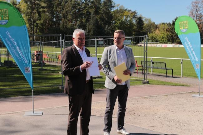 Den symbolischen Scheck über diese Mittel hat heute der Lausitzbeauftragte des Ministerpräsidenten, Dr. Klaus Freytag, an den Bürgermeister der Gemeinde Kolkwitz, Karsten Schreiber, übergeben.