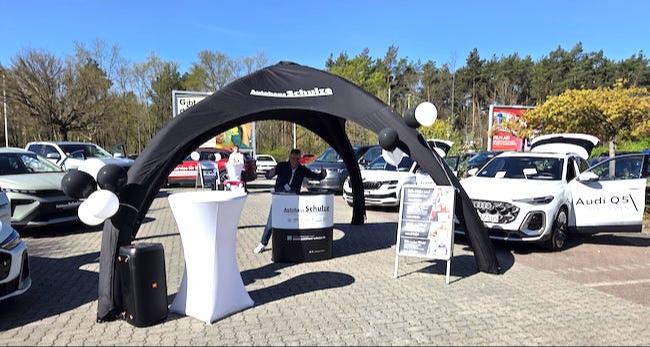 Mitarbeiter vom Autohaus Schulze mit guter Laune an der KFZ Präsentationsfläche