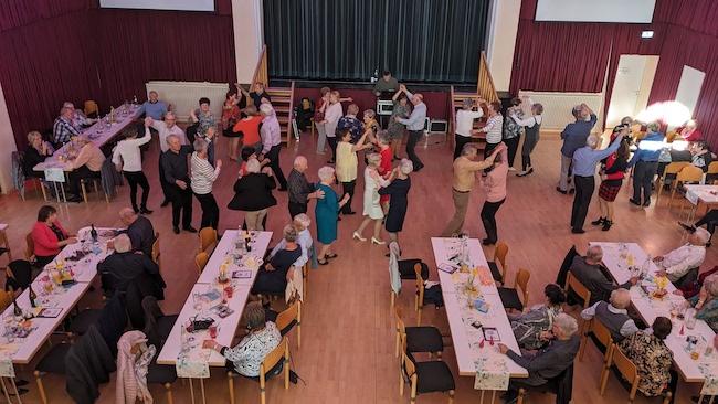 Tanz-Kaffee in den Mai