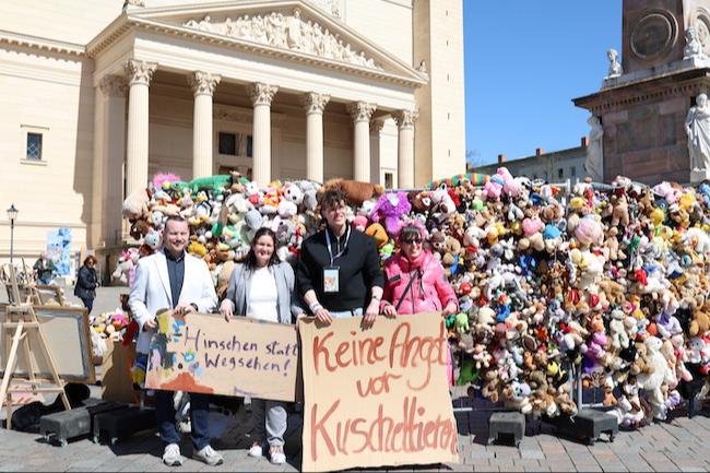 Der Cottbuser Martin Schüler mit den 5000 Plüschtieren vor dem Potsdamer Landtag