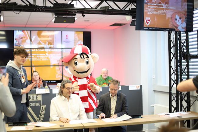 Vorgestellt bei einer Pressekonferenz im Stadion des FC Energie Cottbus.