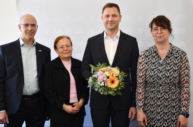 Zum Amtsantritt von Landrat Marcel Schmidt begrüßt die Verwaltungsleitung der Kreisverwaltung Elbe-Elster den neuen Verwaltungschef im Kreishaus in Herzberg (Elster). Von links: Roland Neumann (Erster Beigeordneter, Dezernent und Kämmerer), Susann Kirst (Beigeordnete und Dezernentin), Marcel Schmidt (Landrat) sowie Anja Miersch (Dezernentin).