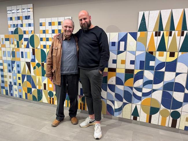 Das Wandbild mit Künstler sowie den Architekten Martin Maleschka