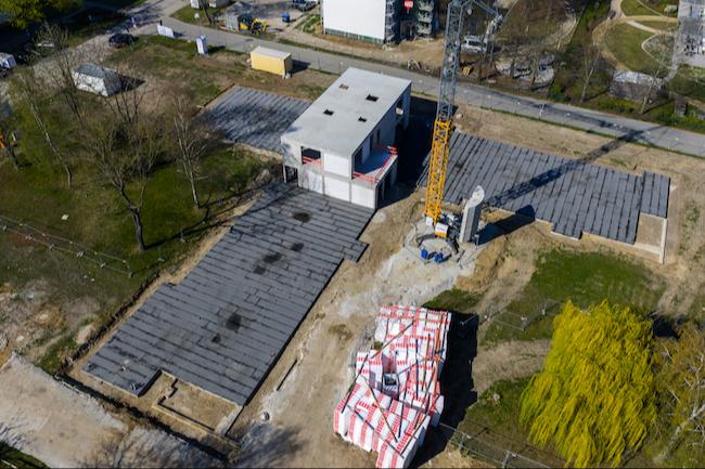 Ab kommender Woche beginnt der Aufbau des Holzbaus. Dieser wird in rund 12 Wochen stehen.