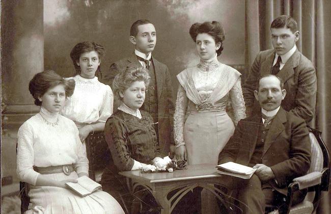 Familie Altmann in Bautzen – Betty, Else, Ida, Ernst, Hedwig, Adolf Wolf und Kurt (v. l. n. r.). Bautzen, 1910. Foto: Emil Richard Huth.