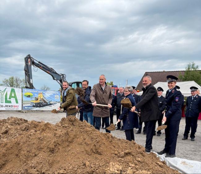 Spatenstich Feuerwehrgerätehaus Salzenforst: Baubürgermeister Heiko Nowak, Ortsvorsteher Daniel Mirtschink, Oberbürgermeister Karsten Vogt, Beigeordnete Dr. Romy Reinisch, Ortswehrleiter Sylvio Riedel (v.l.n.r.