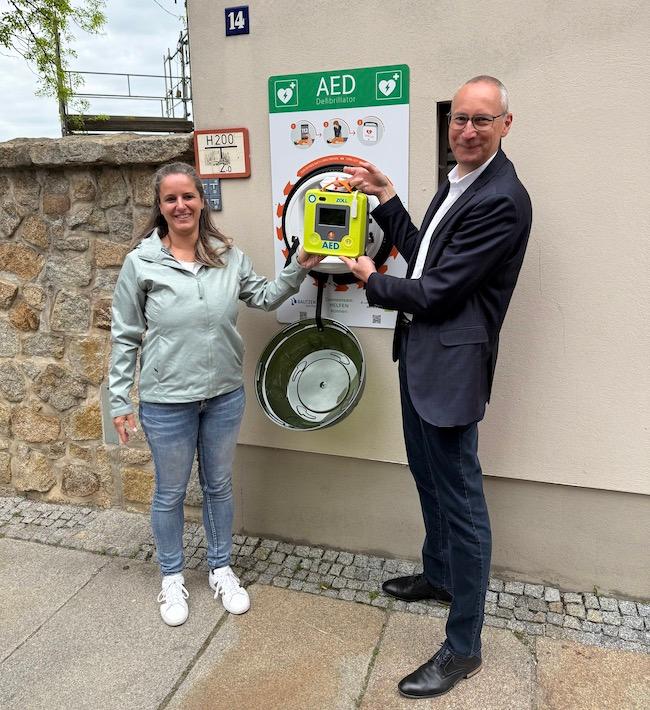 Defibrillator auf der Schloßstraße  (Sarah Liebsch, Geschäftsführerin Erste-Hilfe-Schule Oberlausitz und Karsten Vogt, Oberbürgermeister)