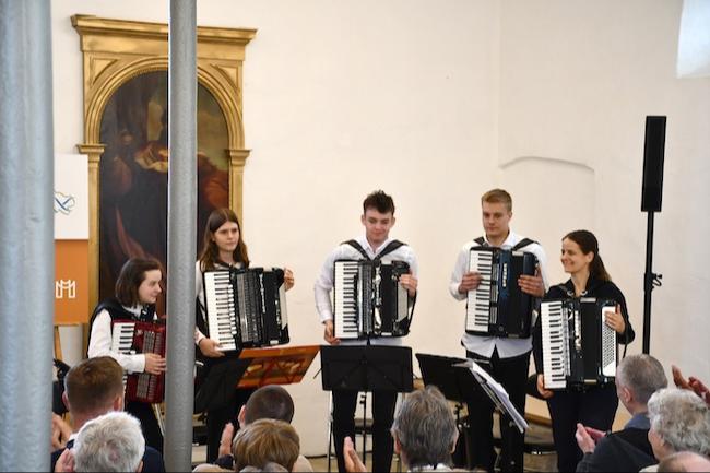 Das Akkordeon-Ensemble der Kreismusik- und Kunstschule Gebrüder Graun des Landkreises Elbe-Elster unter Leitung von Diplommusikpädagogin Sarah Smith sorgte mit vier jungen Musikschultalenten für die musikalische Umrahmung der Festveranstaltung im Willkommenszentrum des Klosters Mühlberg und begeisterte das Publikum mit seinem Auftritt.