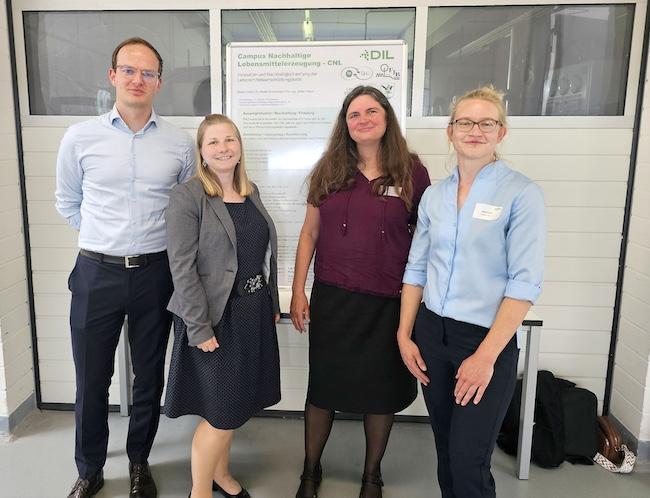 Johannes Elberfeld (DIL e.V.), Ariane Kölling (LKEE), Dr. Beate Zimmermann (FIB e.V.) und Marie Grüter (IFN Schönow e.V.; v.l.n.r.) präsentieren beim 40. Jubiläum des Deutschen Instituts für Lebensmitteltechnik e.V. in Quakenbrück das Projekt „Campus Nachhaltige Lebensmittelerzeugung“ (CNL).