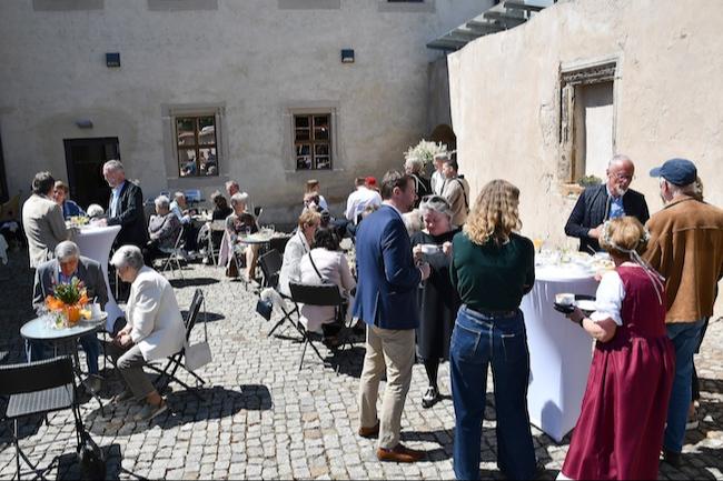 Bei bestem Frühlingswetter nutzten zahlreiche Gäste den Museumshof zum Austausch über Geschichte, Kultur und die Entwicklung des Museums Mühlberg 1547. Erfrischende Getränke und ein leichter Imbiss luden zum Verweilen ein.