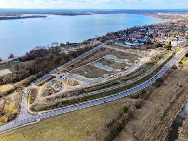 Blick auf die begehrten Bauplätze in direkter Seenähe. Noch vor Pfingsten hat Senftenberg eine Vermarktungsoffensive gestartet: Wohnen, wo andere Urlaub machen. Im ersten Schritt werden zehn Baugrundstücke nach gesellschaftlichen Kriterien vergeben. Anträge dafür können ab sofort eingereicht werden.